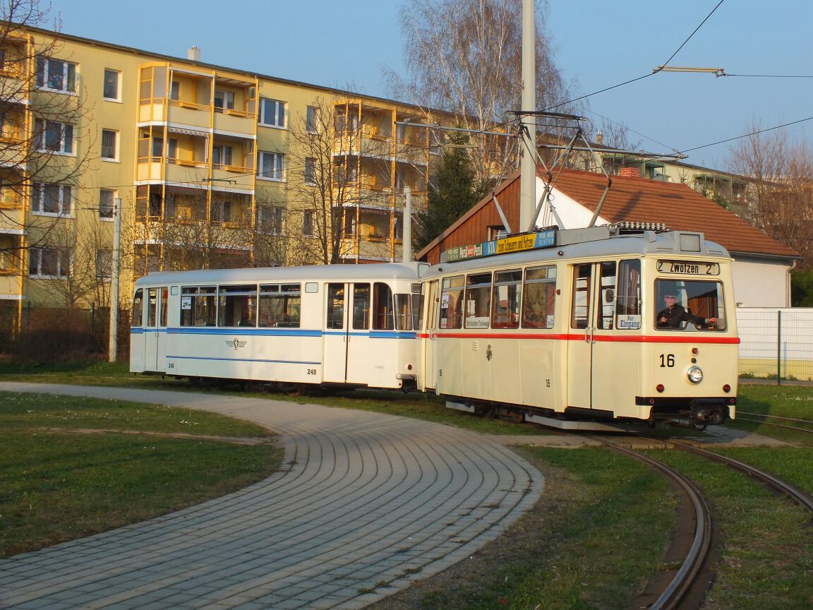 Triebwagen 16 mit Beiwagen 248 in Zwötzen